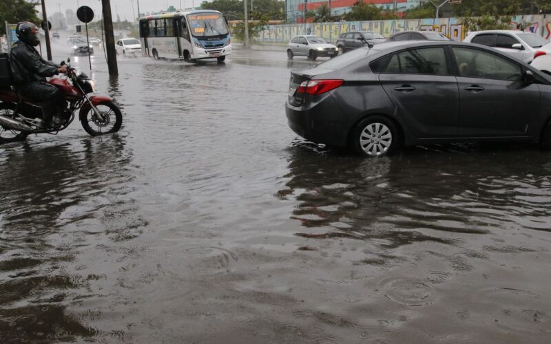 Frente fria derruba árvores e causa alagamentos no Rio de Janeiro