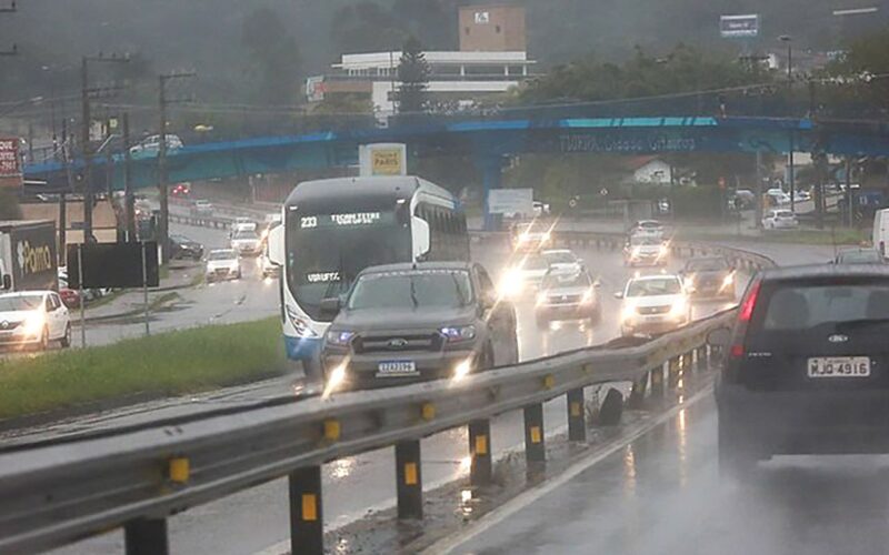 Frente fria deve causar temporais e rajadas de vento em SC