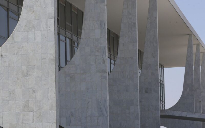 Governo sanciona proibição do uso de linguagem neutra em órgão público