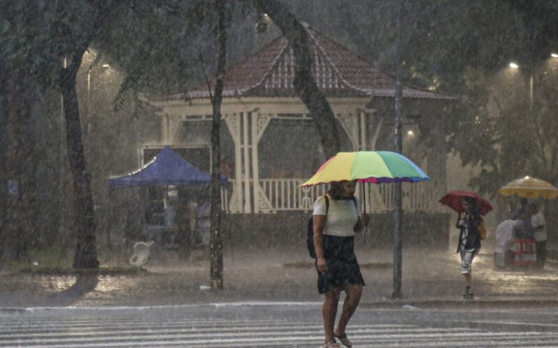 Inmet alerta para tempestades em três estados até amanhã; veja onde