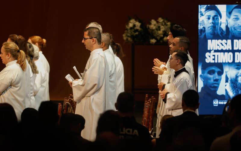 Missa de 7º dia homenageia policiais mortos em operação no Rio