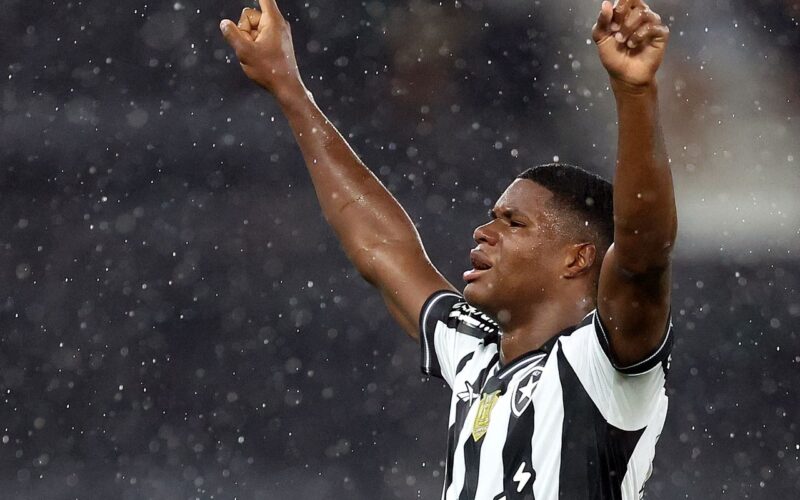 Panamenho José Kadir leva Botafogo à vitória no Brasileiro