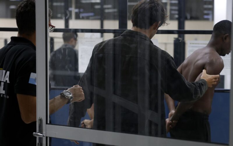 Polícia combate Comando Vermelho na Vila Kennedy, no Rio