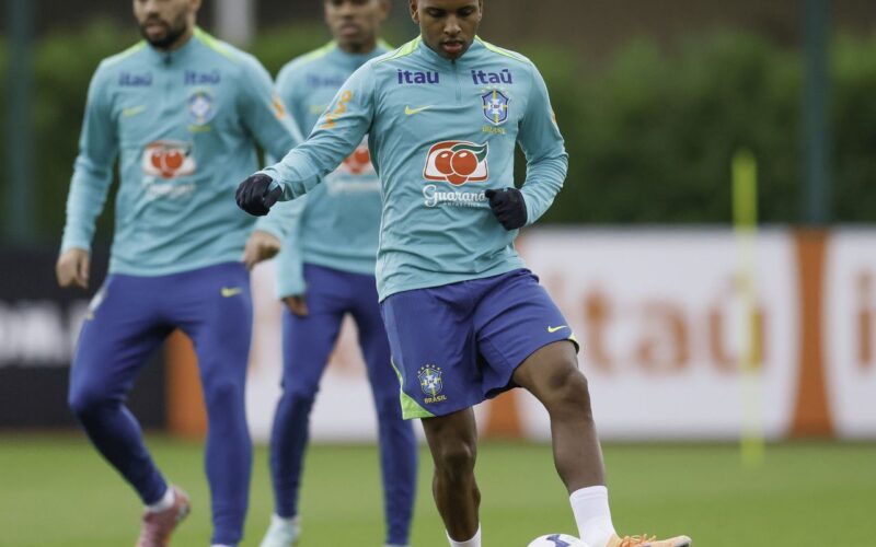 Seleção realiza primeiro treino para amistosos na Europa