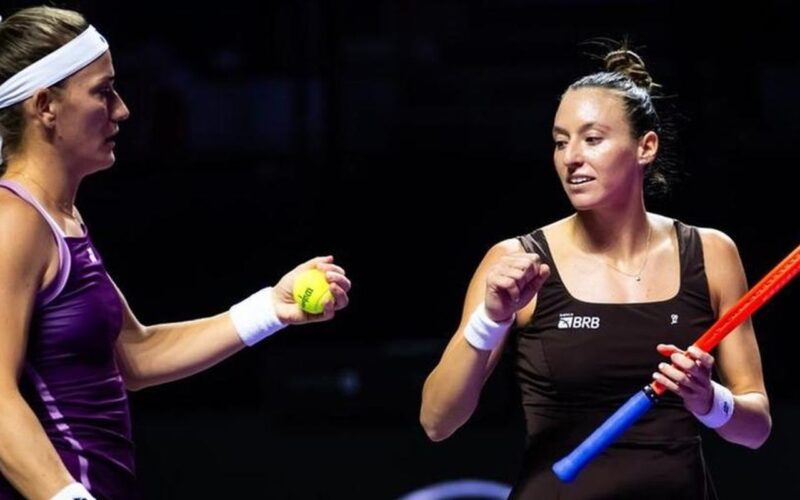 Stefani e Babos vencem russas e se aproximam da semi do WTA Finals