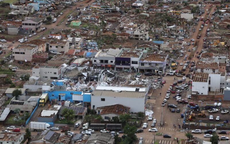 Tornado causa danos em dez municípios gaúchos e 200 mil ficam sem luz