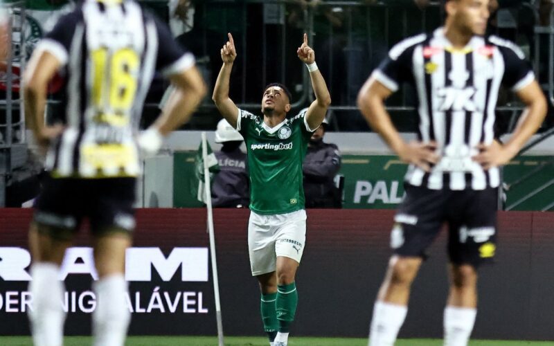 Vitor Roque decide e Palmeiras vence clássico com Santos no Brasileiro